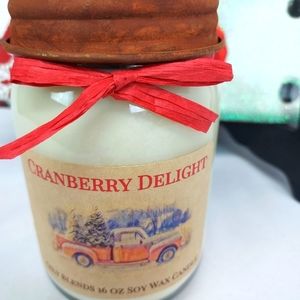 Candle in the scent of Cranberry Delight